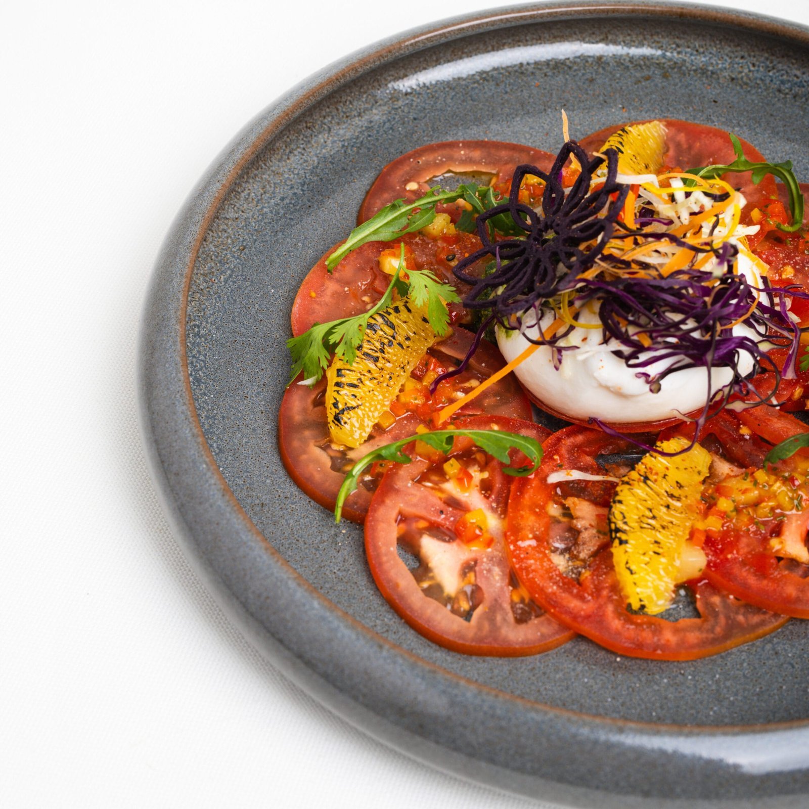 Tomates anciennes, burrata, agrumes