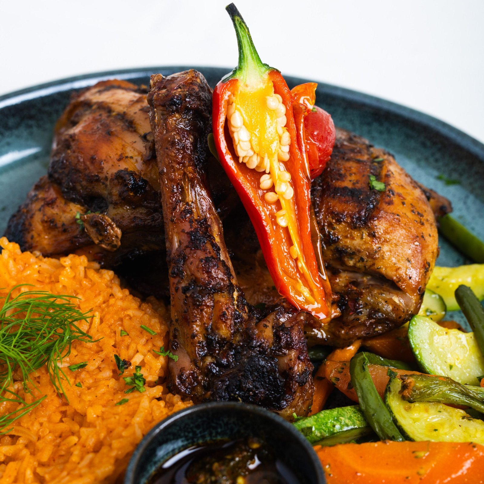 Poulet grillé, riz, légumes